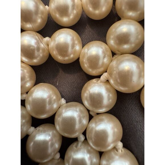 -NECKLACE Faux Pearls Creamy Color 19” Long Very Pretty - Picture 3 of 15